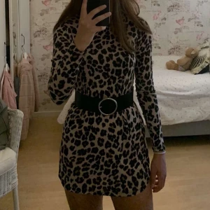 Klänning - Jättesnygg klänning som passar vid alla tillfällen. Obs, skärpet ingår tyvärr inte. Frakt ingår!🤩