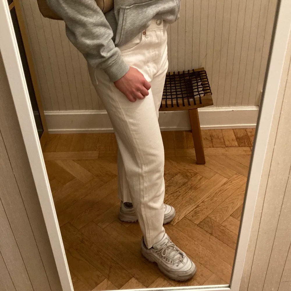 Trendiga vita raka jeans från zara i populär modell. Jättesnygga och i i superbra skick. Använda ett fåtal gånger. Säljer eftersom att de tyvärr är för små för mig. . Jeans & Byxor.