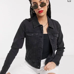 Noisy may jeansjacka - Säljer min älskade noisy may jeansjacka, använd en del men finns inte ett enda tecken på användning. Köpt på vero moda. Färgen är som andra bilden. Säljer pga att den blivit lite för liten och vill ha mer oversized. Frakt står köparen för, Storlek xs