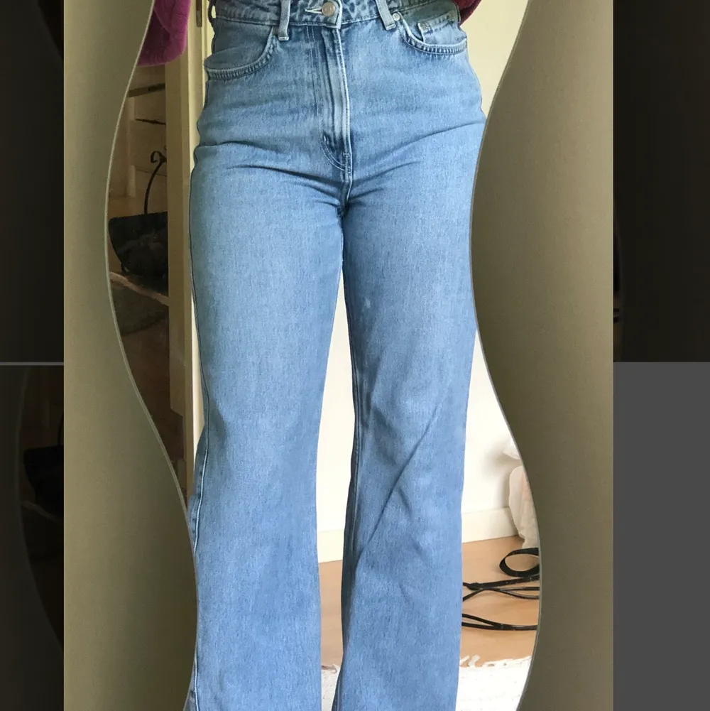 Weekday jeans i modellen row i färgen sky blue. Frakt är inkluderad i priset✨. Jeans & Byxor.