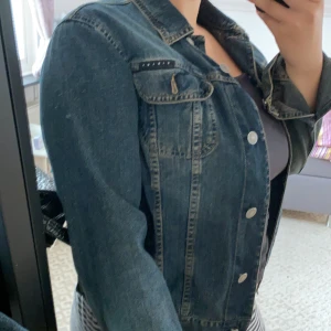 Jeans jacka  - Säljer denna ass feta jenansjackan. Väldig stor i sizen men de är bara ett plus. Storlek är M men som jag sa den är stor i modellen. Pris 200kr ink frakt👍🏽 skriv om ni är intresserade 