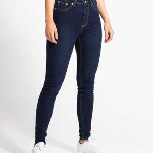 Helt nya jeans i fin mörkblåfärg som passar S (egentligen XS-M då dem är stretchiga). Pris kan diskuteras (frakt tillkommer).