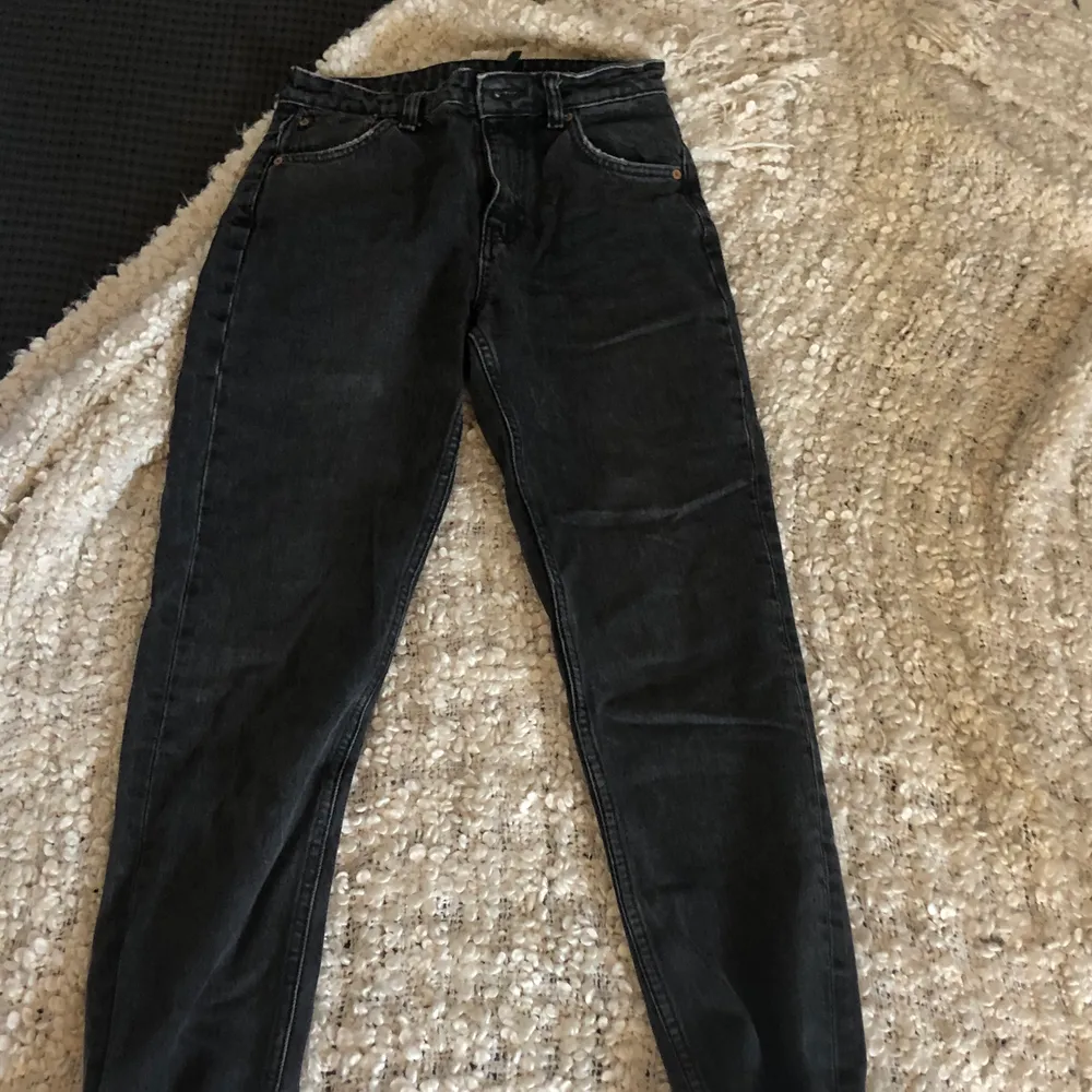 jättesnygga jeans från weekday, knappt använda! straight leg/mom fit (seattle modellen), inte för stretchigt tyg så de varar nog länge! köparen står själv för frakten. kontakta mig via pm vid intresse, pris går alltid att diskuteras!🥰. Jeans & Byxor.