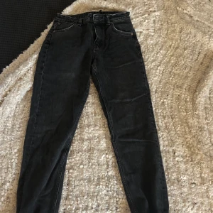 weekday seattle mörkgråa jeans stl 26 - jättesnygga jeans från weekday, knappt använda! straight leg/mom fit (seattle modellen), inte för stretchigt tyg så de varar nog länge! köparen står själv för frakten. kontakta mig via pm vid intresse, pris går alltid att diskuteras!🥰