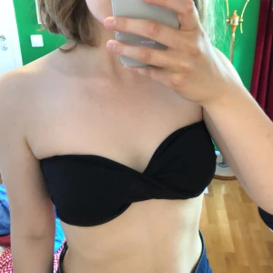 Svart bikiniöverdel - Omlott svart bikiniöverdel :) Passar 75B i bh-storlek, kan mötas eller leverera