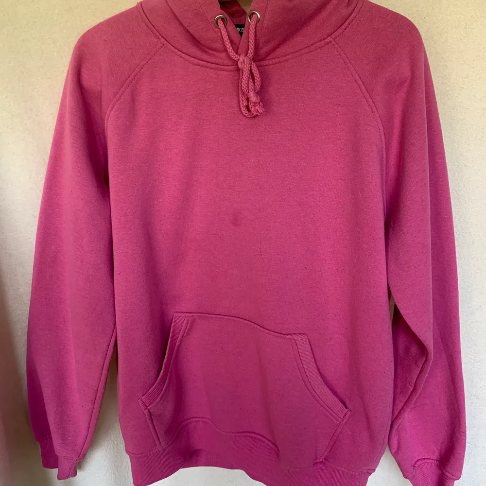 Snygg rosa hoodie, liten fläck som syns på bilden men tycker inte den märks. Hämtas i Farsta C . Hoodies.