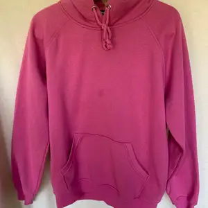Snygg rosa hoodie, liten fläck som syns på bilden men tycker inte den märks. Hämtas i Farsta C 