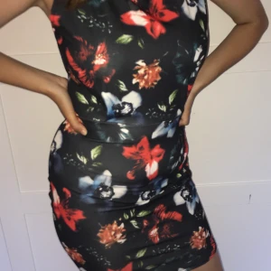 Bodycon klänning  - Köpte den här klänningen från pull & bear second hand men har tyvärr aldrig använt. Åtsittande, men fortfarande inte så att det blir obekvämt 🖤🤍💘