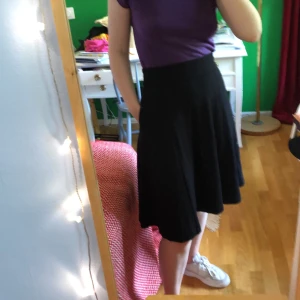 Svart kjol med fickor!  - Svart kjol med fickor i skönt material, strl S, A-line :) Kan mötas eller skicka 