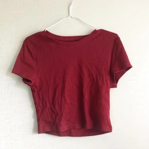 Vinröd croptop - Vinröd croppad tröja, storlek L men är absolut inte en L, snarare en S, stretchig i tyget dock! 