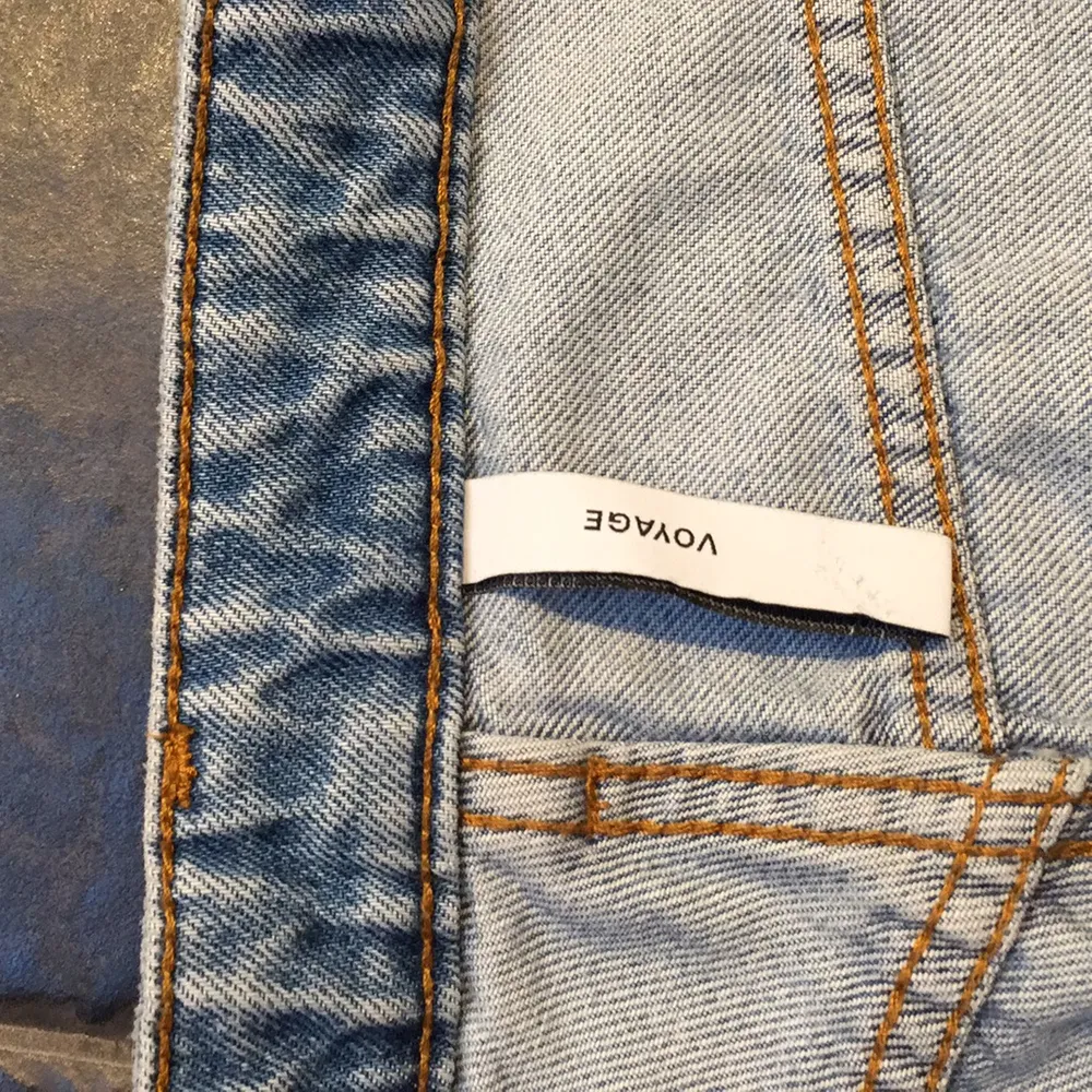 Ljusblåa jeans från Weekday i modellen voyage i storlek w25 L26. Använda 1 gång. Köparen betalar frakt utöver priset. . Jeans & Byxor.