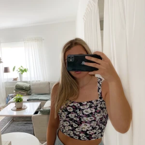 Blommig topp - Blommig somrig top med korsad rygg, jättebekväm och fin även utan bh🥰🥰