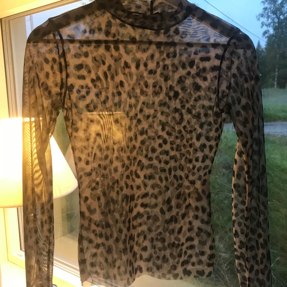 Jättefin topp ifrån Gina tricot, säljer pga inte min stil🤍 frakt ingår🤍. Toppar.