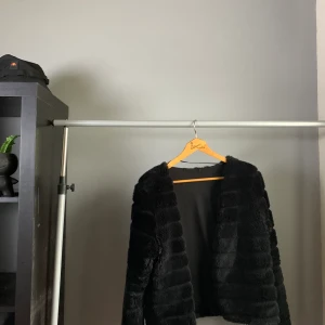 pälsjacka från Gina Tricot - En jätteskön svart jacka till hösten från gina tricot. Säljes pga att jag tröttnat på den. Välanvänd men i väldigt bra skick. Nypris: 399kr