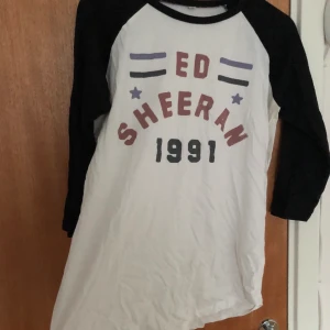 Officiell Ed Sheeran baseball shirt - Köpt på konsert -14, x-tour. Officiell merchandise. 