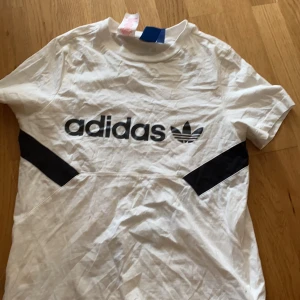 Adidas t-shirt - Kom med bud! Adidas t-Shirt, ej använd. Bjuder på frakten.