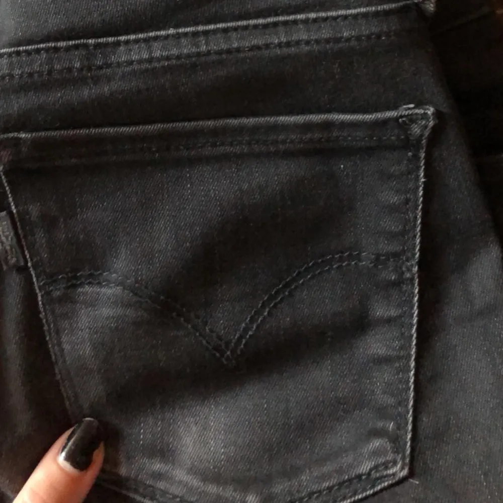 Säljer mina svarta Levis 710 jeans då dom är för små och inte används. Använde dom mycket i början därav de nötta fickorna (syns mindre när dom sitter på). Frakt inräknat i priset!. Jeans & Byxor.