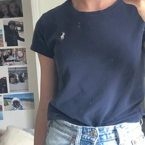 Polo t-shorts - Marinblå Ralph Lauren t-shirt i super skönt matrial🤍Nästan aldrig använd🤍