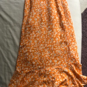 Blommig kjol - Blommig kjol med slits på ena benet