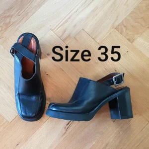 Läderklackar stl 35 - Min mammas snygga läderpumps med metallspänne från 80-talet. Storlek 35. Klack 7 cm.  Riktigt bra skick! Finns i Malmö, men kan skickas (mot att köparen betalar frakt: 63kr spårbart). Betalning via swish.