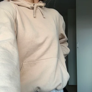 Beige hoodie - Beige hoodie från HM. Storlek XS-S. Köparen står för frakten!❣️