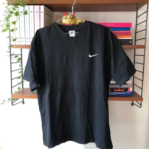 Nike t-shirt  - Svart vintage Nike t-shirt med V-cut. Storlek M men passar även L. 