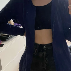 Lång huvtröja - Lång och jätte mysig huvtröja i en marinblå färg. Jag är 161 cm och den går lite över rumpan på mig. Frakten är inte inkluderat i priset:) 