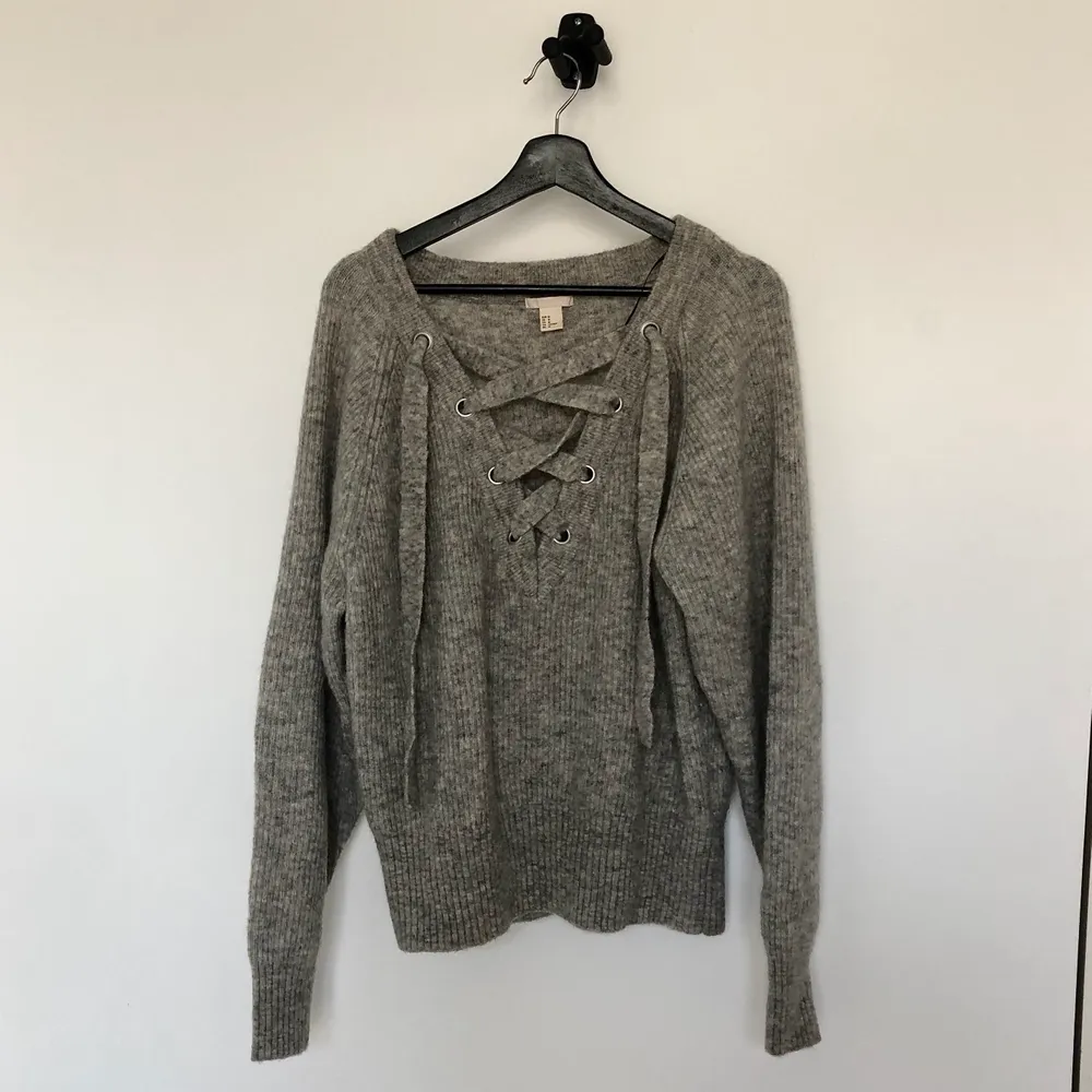 Fin grå stickad tröja från H&M i storlek M. 100 kr + ev frakt 🥰. Stickat.