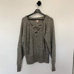 Fin grå stickad tröja från H&M i storlek M. 100 kr + ev frakt 🥰