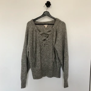 Stickad tröja från H&M strl M - Fin grå stickad tröja från H&M i storlek M. 100 kr + ev frakt 🥰