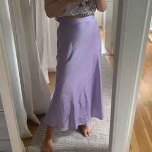 Satin kjol - Super fin pastell lila satin kjol från monki. Använd ca 2 ggr! Startbud: 100kr HÖGSTA BUD: 200kr buda i kommentarerna. Skriv i PM om du har mer frågor