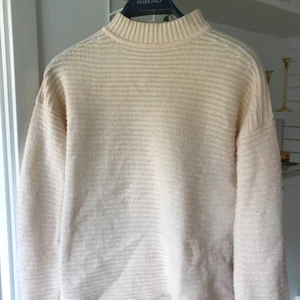 Stickad tröja - Ljusrosa stickad tröja, sparsamt använd men lite nopprig! Frakt ingår🌻