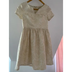 Fest/bröllops klänning  - En jätte fin och elegant fest/bröllops klänning i fint skick 💗 frakt tillkommer 💗