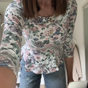 Söt topp - Säljer en fin och gullig topp. Bra skick, har bara inte kommit till användning på sistone! Frakt tillkommer.
