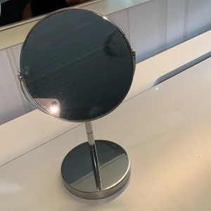 Smink spegel  - Detta är en smink spegel som är rörlig och jätte fin och om man vänder spegeln så kommer man se lite närmre.💜