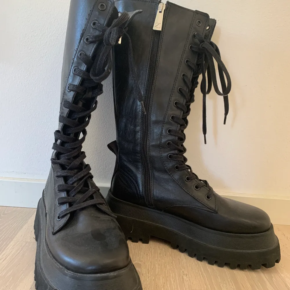 Zara black chuncky combat boots . Skor.