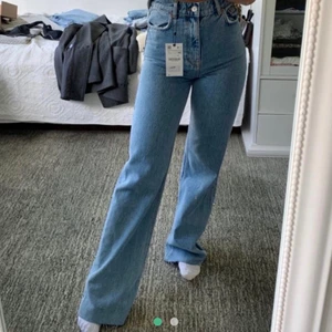 90’s jeans från zara - Säljer dessa helt oanvända zara jeans som är helt slutsålda! Dem passade inte mig så därför vill jag sälja dem. Högsta budet ligger på 600kr (inte jag på bilden).
