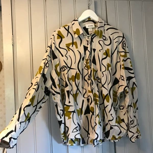 Skjorta från Monki - Mönstrad skjorta med lite breda/vida ärmar från Monki