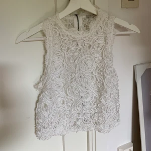 ZARA Topp - Säljer denna snygga Zara spets toppen i storlek S, men passar XS-S. Använd några gånger, men i super fint skick. Köparen står för frakten vilket är 50kr 🥰💖 skicka privat ifall ni behöver fler bilder