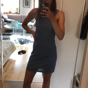 Klänning  - Jättesöt blårutig klänning från ASOS. Jättefin passform. Storlek 36 men passar  34-36. Köpare står för frakt!