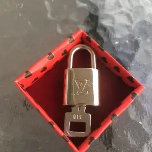 Silver LV lås med två nycklar. Köparen står för frakten. 
