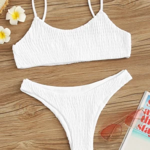 Fin vit bikini - Bikini från sheinside i storlek S. Superfin och aldrig använd endast testad med trosskyddet på. 130 kr + frakt