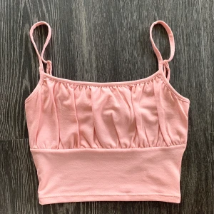 Rosa linne från H&M - Slutsålt populärt linne från hm i storlek xs. Lappen är kvar och linnet är oanvänt. Frakt på 42:-