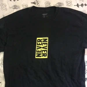 Cool T-Shirt - Skitcool tshirt från Urban Outfitters. Lite slitningar på trycket på baksidan men annars bra skick. Frakt på 44kr tillkommer