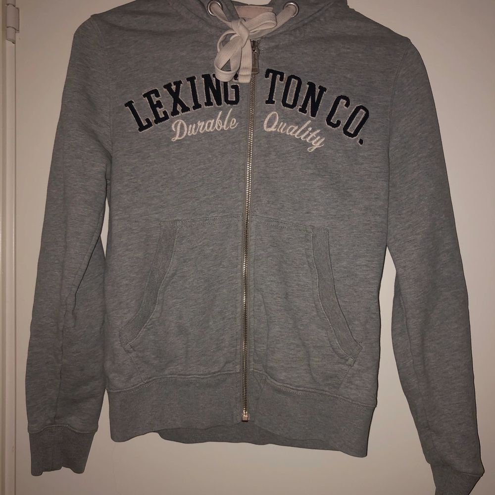 Grå lexington hoodie med dragkedja, använt två gånger.. Huvtröjor & Träningströjor.