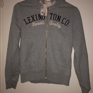 Lexington hoodie - Grå lexington hoodie med dragkedja, använt två gånger.