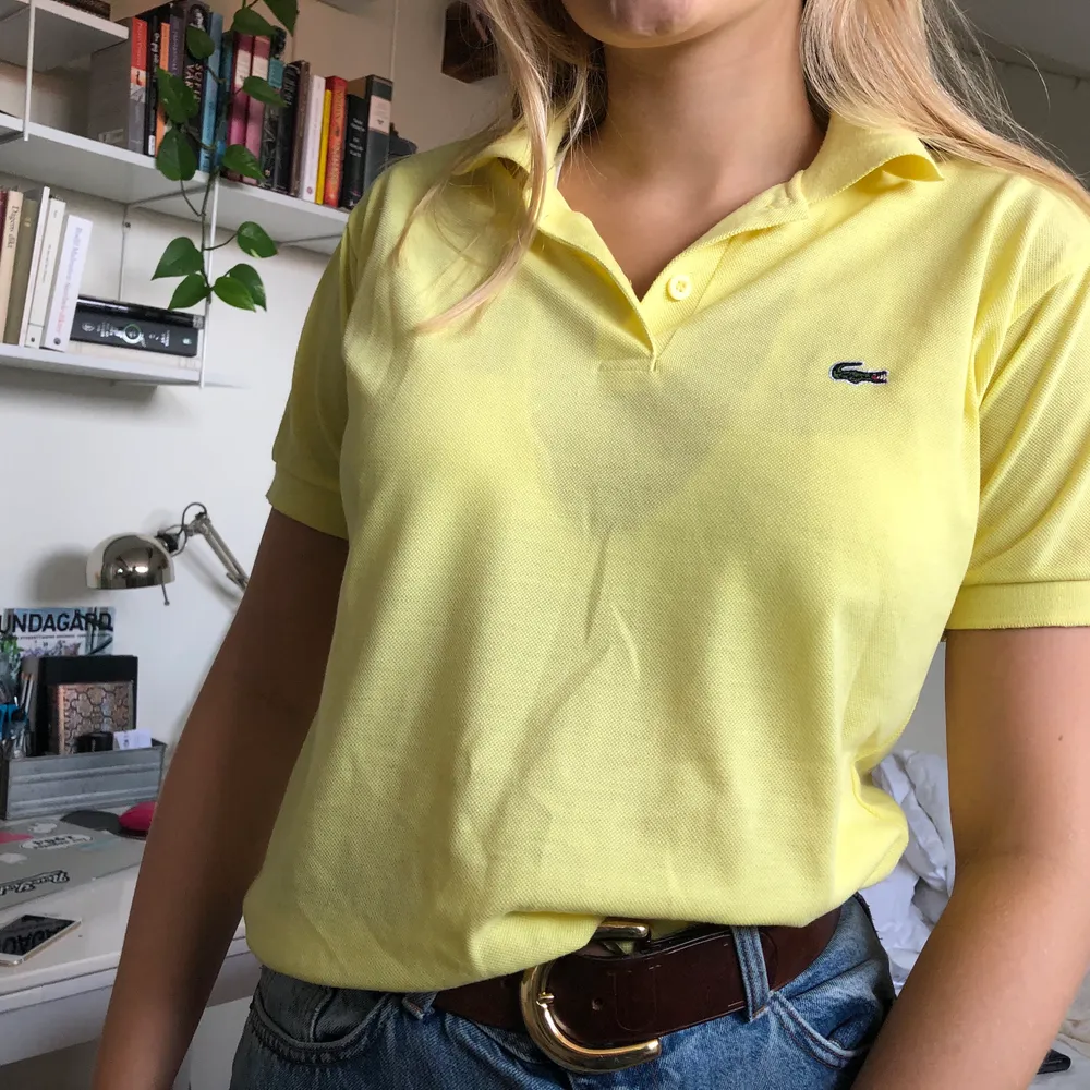 Fin gul Lacoste T-shorts i storlek M men passar även S. Köparen står för frakt som är 44kr. T-shirts.