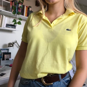 Lacoste T-shirt  - Fin gul Lacoste T-shorts i storlek M men passar även S. Köparen står för frakt som är 44kr