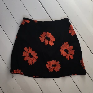 Kjol - Superfin och luftig kjol med orangea blommor på💘