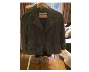  - Duvblå mockajacka med trekvartsärm.
Märket Top Shop.
Stl 36
Fin till hösten!